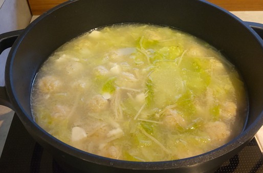 写真：華味鳥団子の水炊きスープ