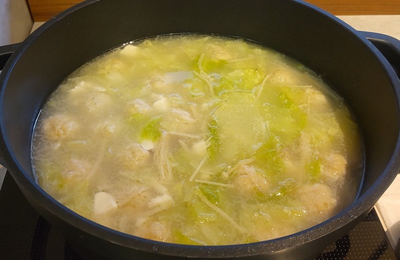写真：華味鳥団子の水炊きスープ