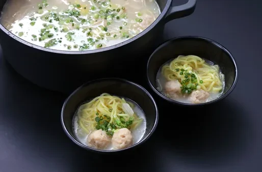 写真：華味鳥団子の水炊きスープ