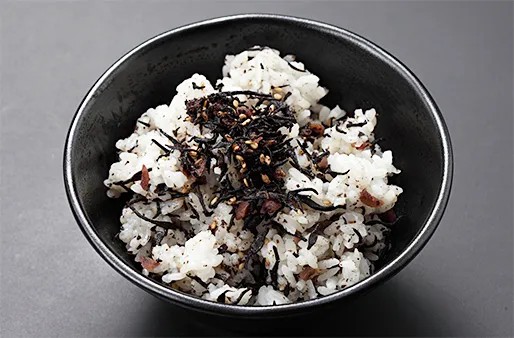 写真：梅の実ひじきのごはん